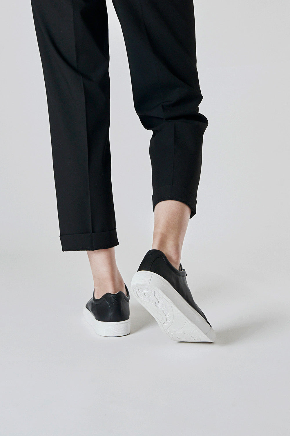 極輕防水小白鞋 Scooter One - 黑面白底 Black / White