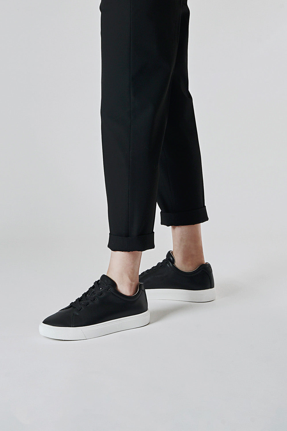 極輕防水小白鞋 Scooter One - 黑面白底 Black / White