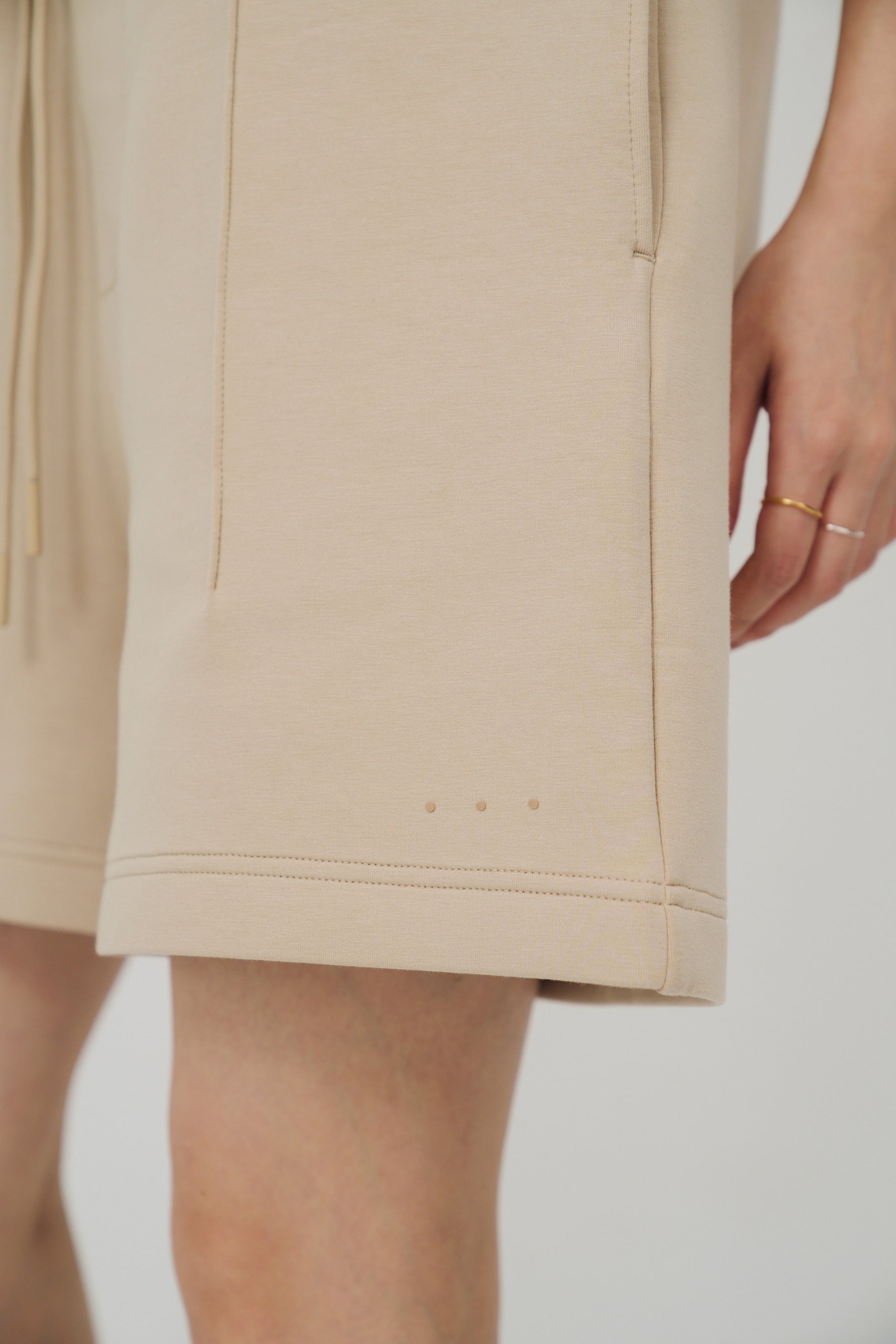 冰膚液態棉抓褶短褲 Tri-dots Liquid Shorts - 棕褐色 Taupe