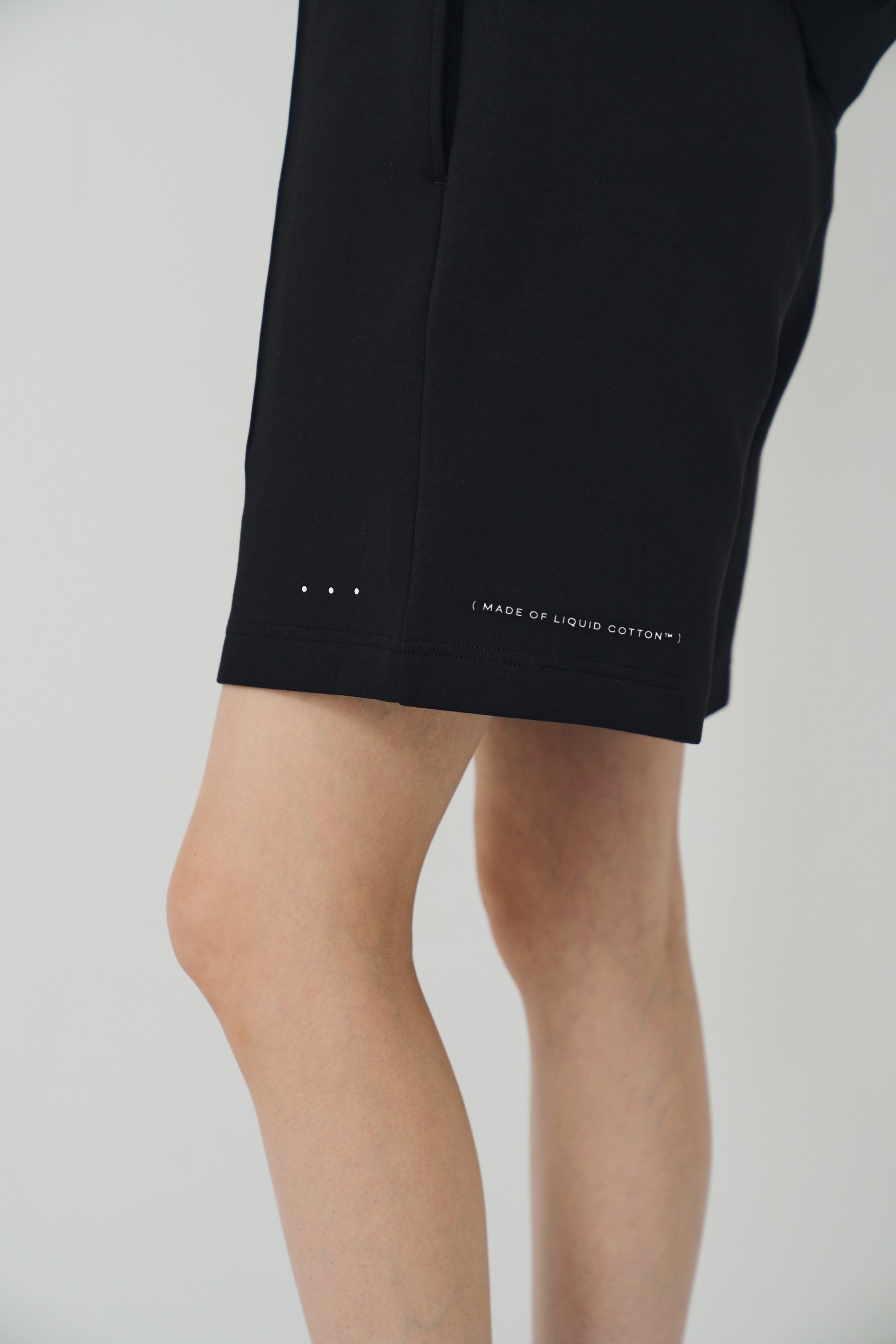 冰膚液態棉抓褶短褲 Tri-dots Liquid Shorts - 暗夜黑 Black